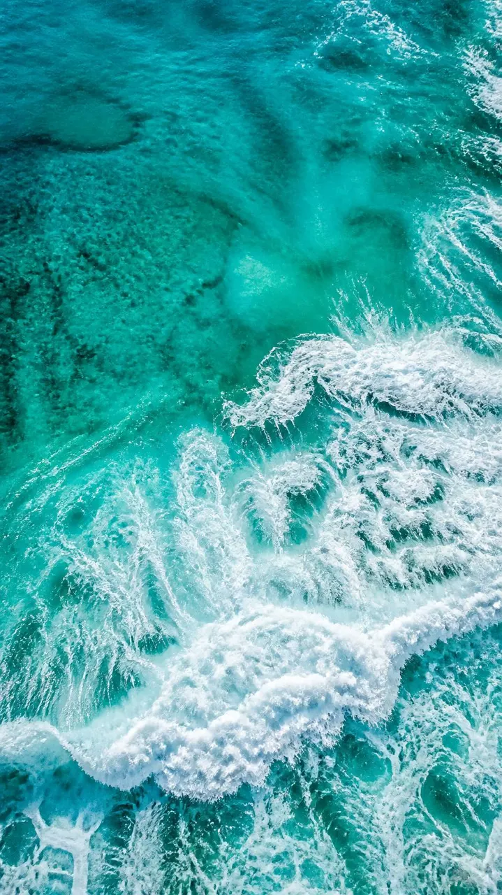 Ondas do oceano em azul turquesa e verde água
